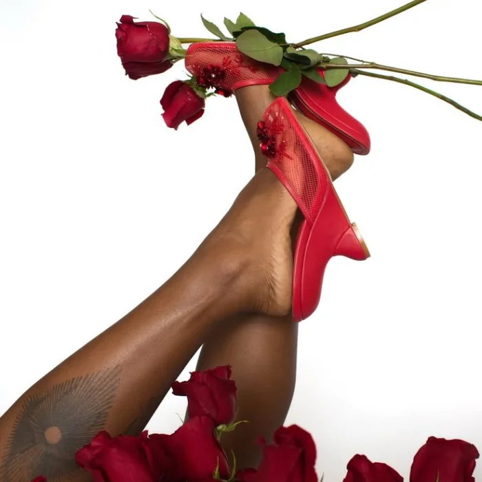 

Сексуальные сабо на странном каблуке с цветочным узором, лето 2021, новые модные женские повседневные шлепанцы без шнуровки, круглые уличные пляжные сандалии на высоком каблуке