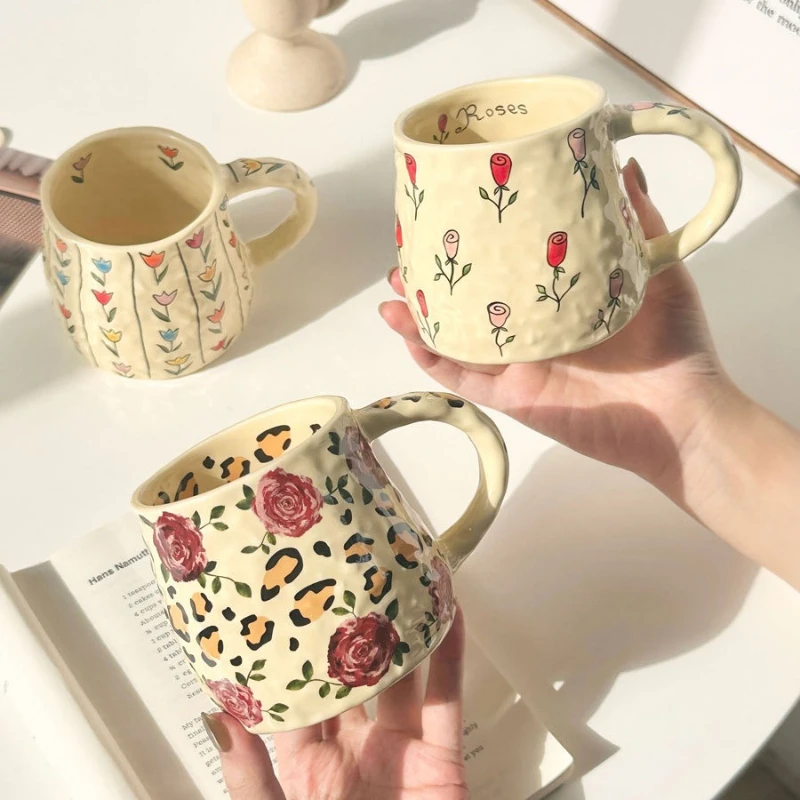 Tulpen- und Rosen-Keramik-Kaffeetasse, handgefertigt, unregelmäßige Form für Tee, Wasser, Heimgebrauch, einzigartiges Design, Geschenk