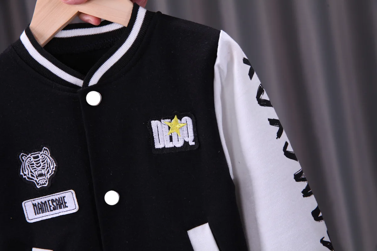 2026 Frühling Herbst Baby Jungen- und Mädchenanzug, stylischer Cartoon-Sport-Baseballanzug, zweiteiliger Anzug mit Strickjacke, 0-4 Jahre – Detail 6