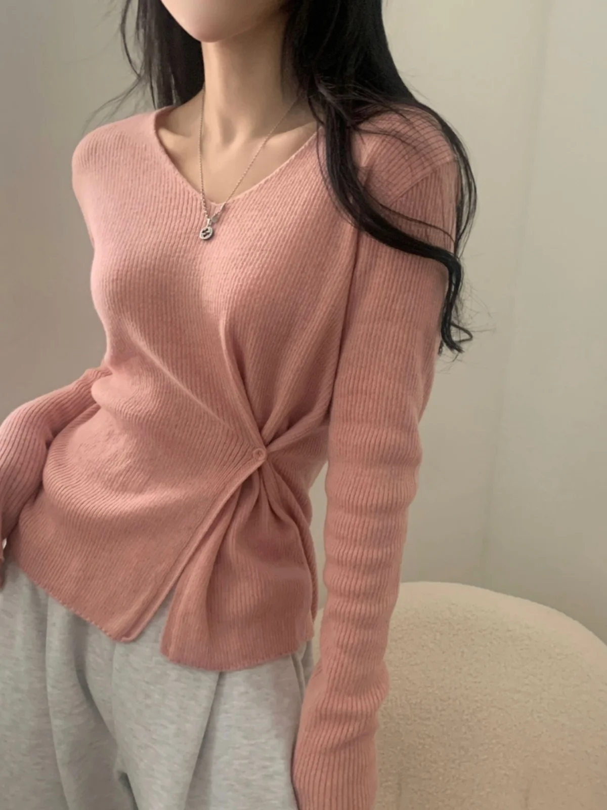 スリムフィット長袖ニットセーター女性のVネックスリットファッショナブルシック春の新スタイル韓国風ニットトップ