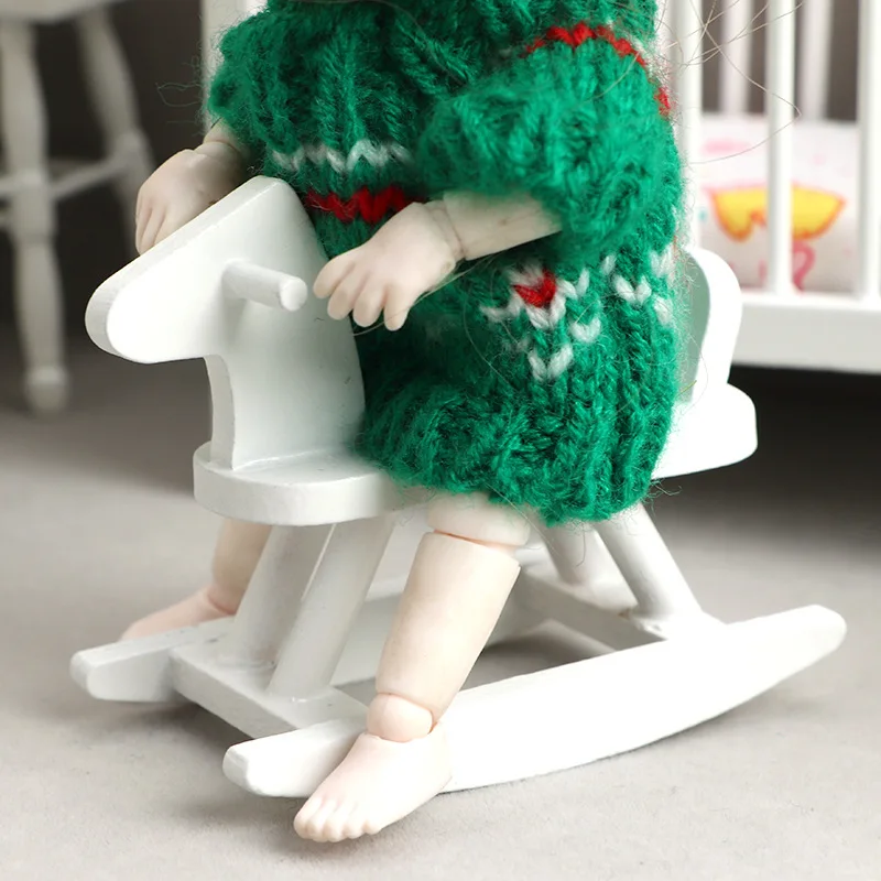 أثاث مصغر لبيت الدمى بمقياس 1:12 - مجموعة غرف أطفال بيضاء (سرير، كرسي هزاز، حصان هزاز، خزانة) #4