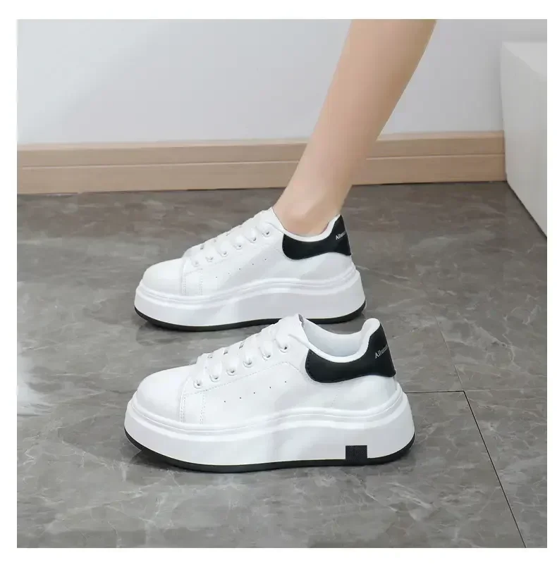 Unisex Sports Shoes in Black and White - Casualflowshop