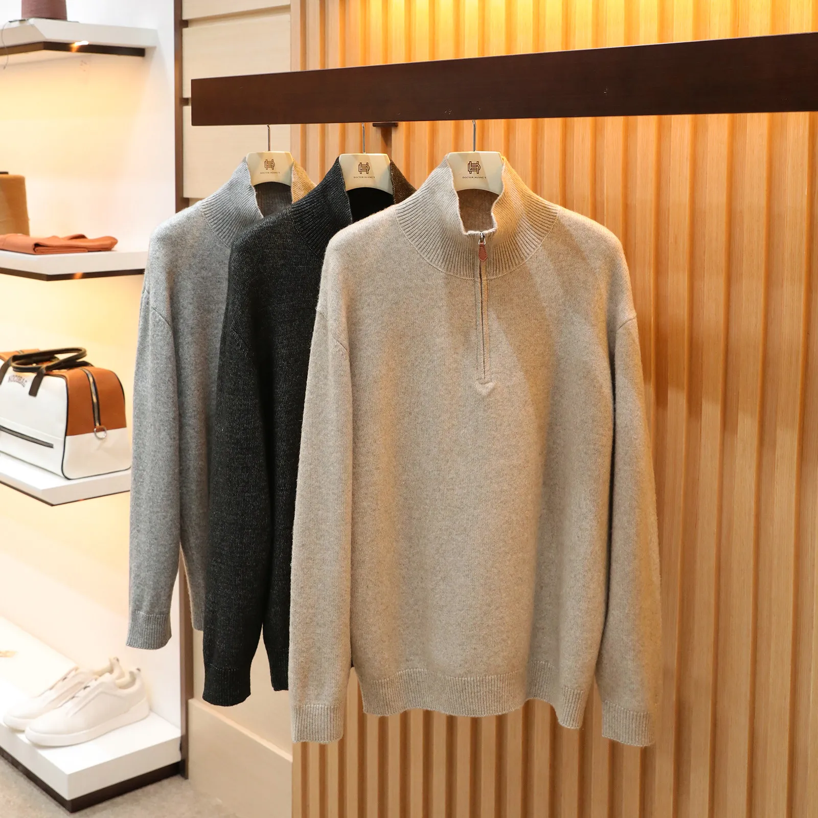 

Осенью и зимой 2023 года. Мужские высококачественные кашемировые лацканы с полумолнией и лацканы сложены в трикотажные свитера.