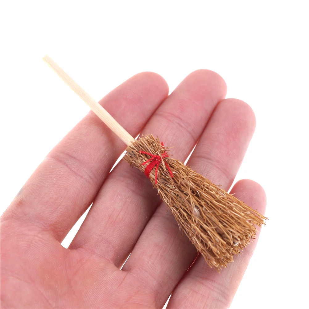 1Pcs Dollhouse Miniature Mini Wood Broom Model Pretend Play Furniture Toys 1:12 Doll House Decoration Toy Dollhouse Accessories