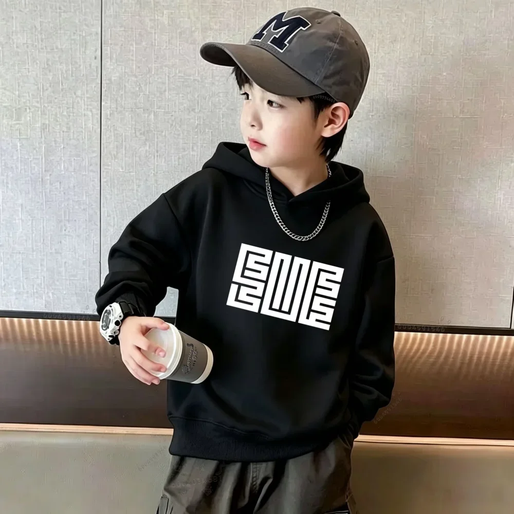 Stylish letter-print children's hoodie; a warm sweatshirt for children's daily wear during autumn and winter.