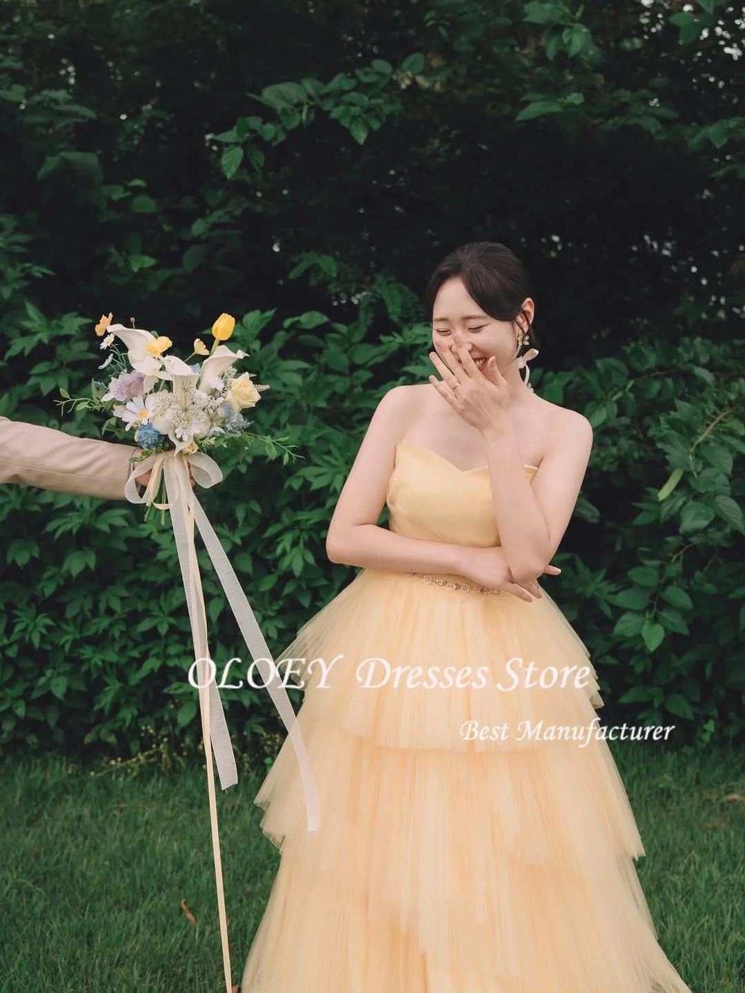 فساتين سهرة أنيقة بدون أكمام من OLOEY Korea مفتوحة الظهر لحفلات الزفاف باللون الأصفر من التل مطوي مصنوعة حسب الطلب فساتين حفلات رسن مقاس كبير