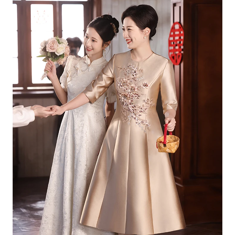 Champagne Mother Of The Bride Dresses Elegant Modest Round Neck Tea-Length Satin Wedding Party Dresses With Appliques