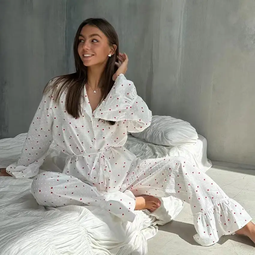 

Комплект домашней одежды с принтом в виде сердечек: топ и брюки. Удобный, дышащий, повседневный стиль для молодых женщин.