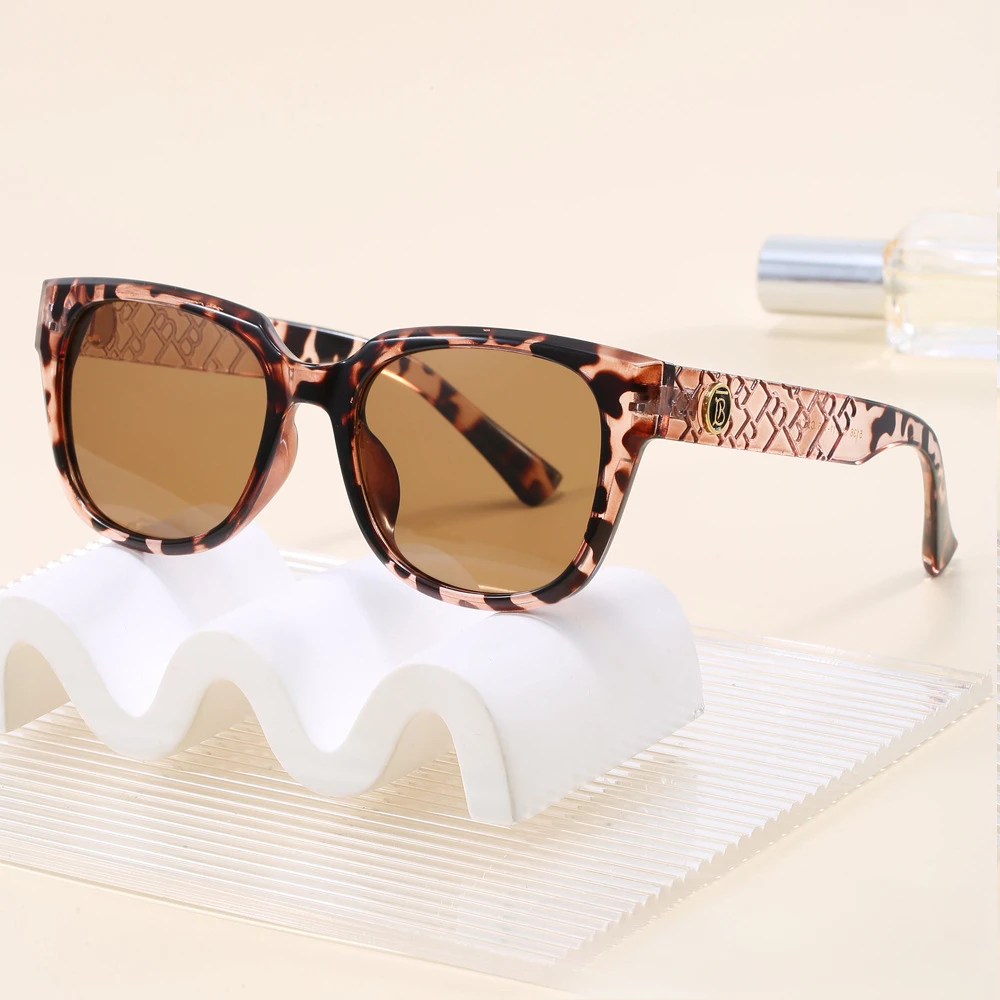 

2025 New Square Polarized Sunglasses Women Retro Metal Frame UV400 Protection Fashion Cat Eye Glasses Trendy Street Style