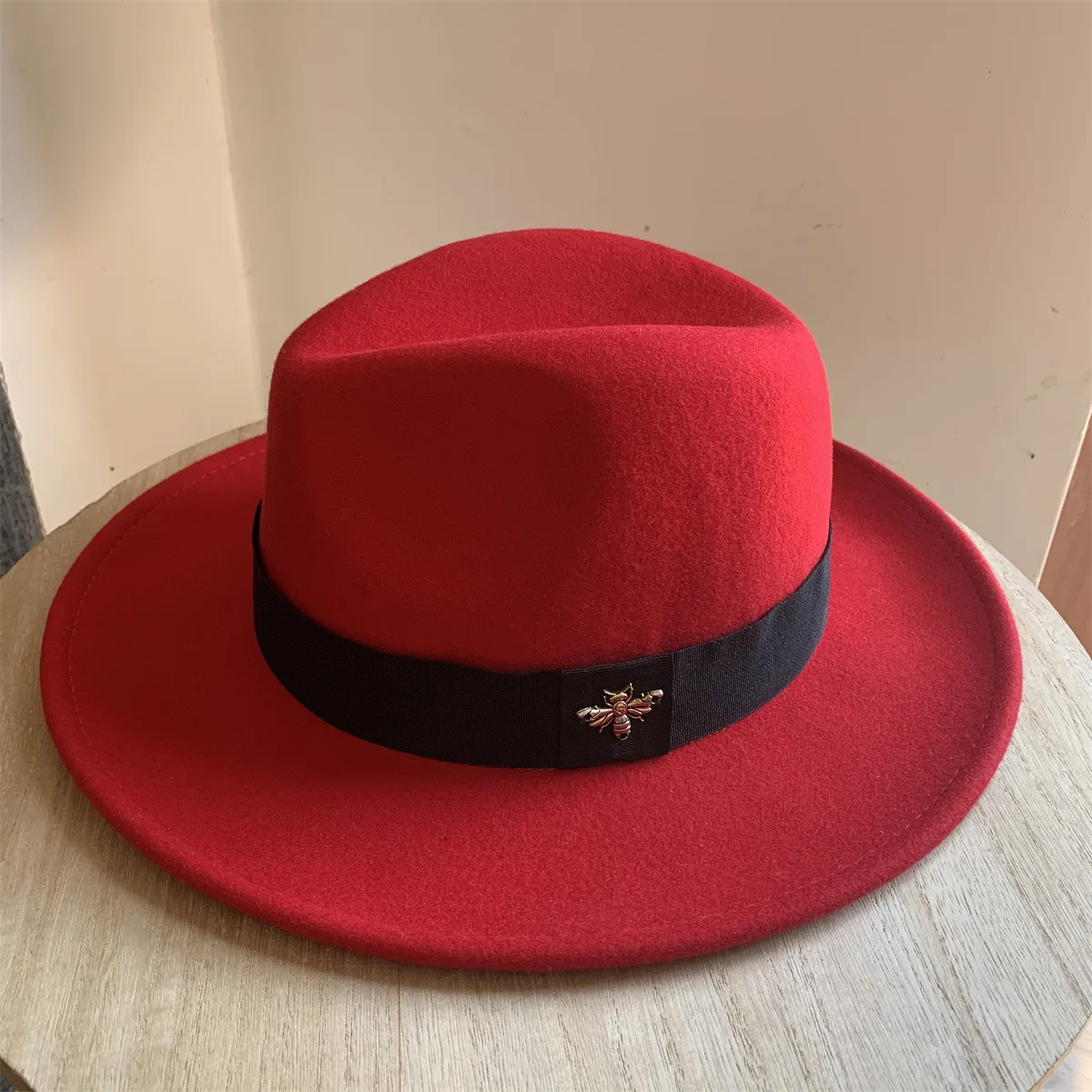 

2025 Новый европейско-американский осенне-зимний новый шерстяной фетровый цилиндр - ветрозащитная теплая, универсальная модная джазовая кепка с декором в виде пчелы