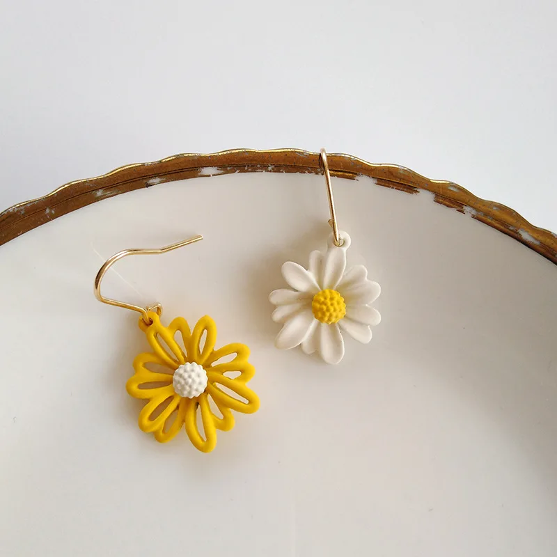 Yellow Contrasting Colors Asymmetric Flower Drop Earrings Women Cute Sweet Hollow Daisy Dangle Earrings Fashion Girl Jewelry