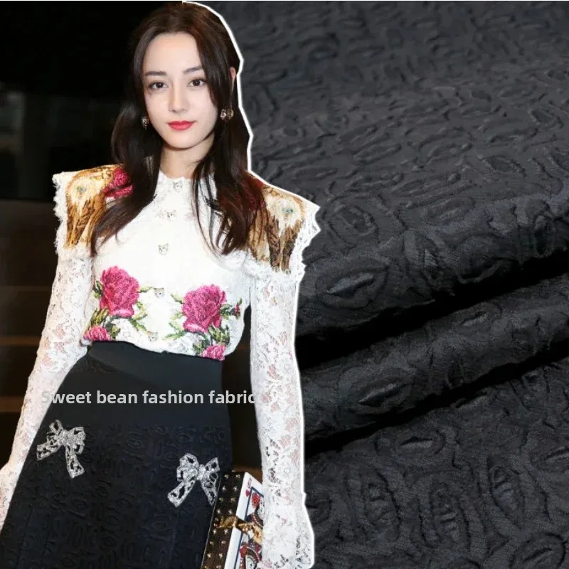 

Окрашенная в пряжу парчовая жаккардовая ткань Черное платье с губами Костюм Пальто Одежда Бренд Модный дизайн Шитье Оптовая продажа Материал Ткань на метр