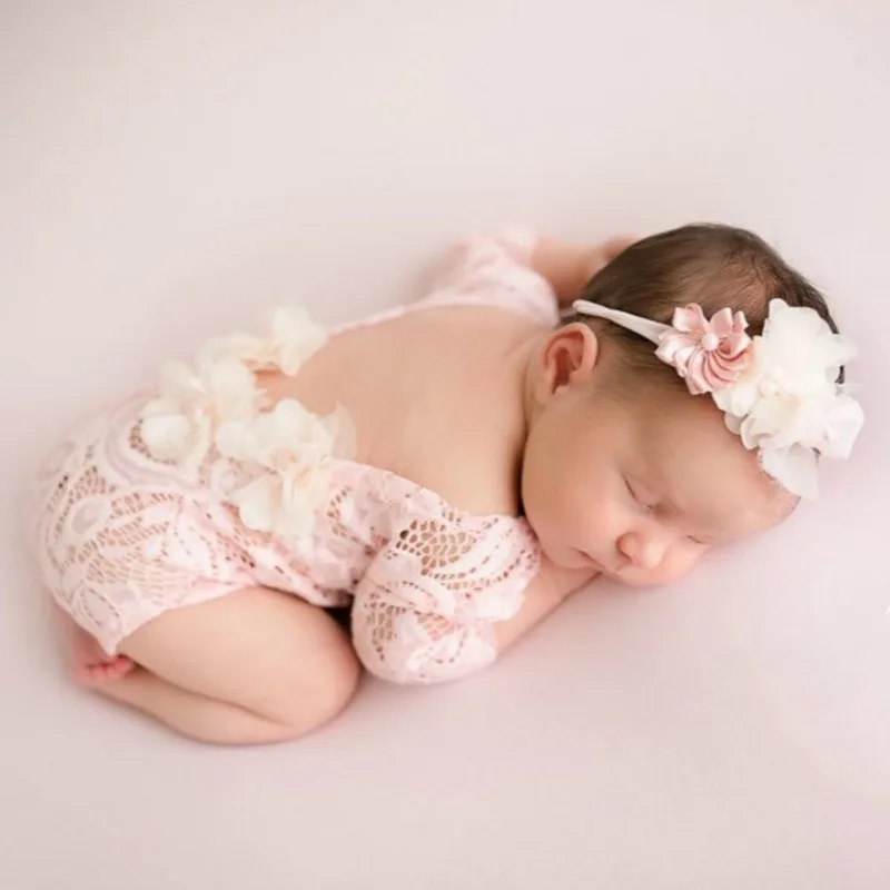 2-teiliges Set für Neugeborene mit floraler Spitze, Baby-Mädchen-Fotografie-Kleid und Perlen-Stirnband