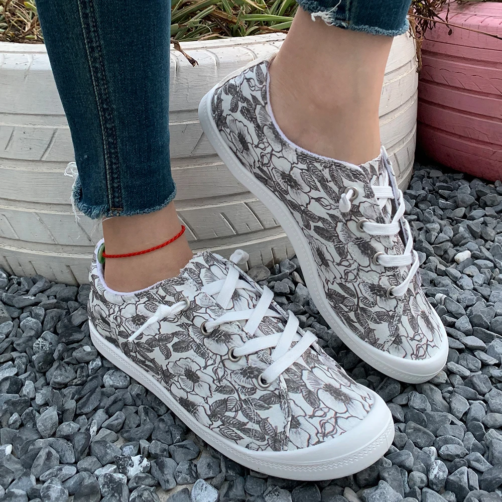زوج من الأحذية الرياضية النسائية غير الرسمية في الهواء الطلق، أحذية المشي لمسافات طويلة، أحذية الجري، ربيع جديد 2026 موضة الأزهار هدية العيد أحذية نسائية لموسم السفر