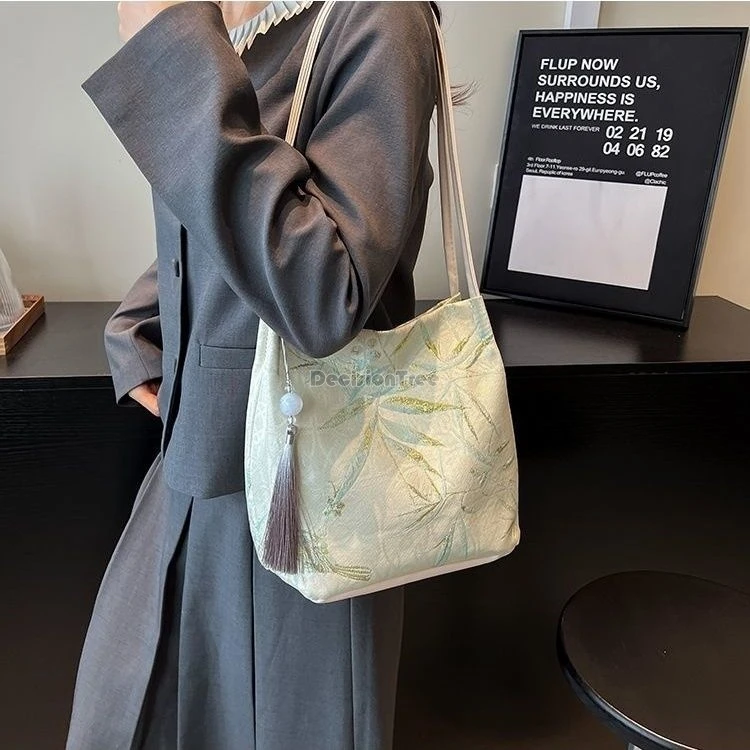 

2026 chinese traditional style large capacity hanfu accessory bag women single shoulder bag tassel daily retro fashion handbag