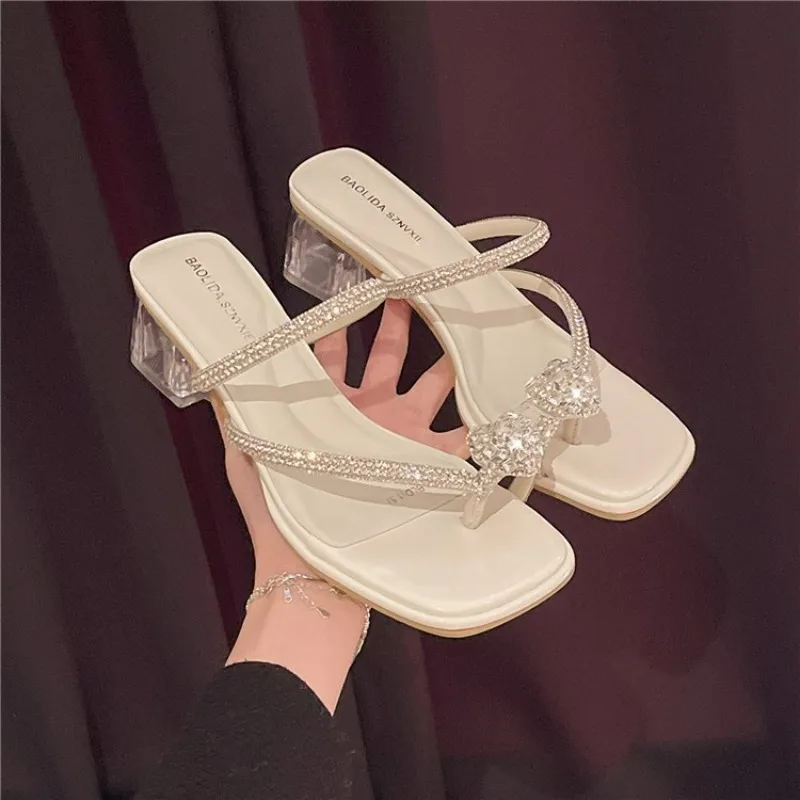 

Женские босоножки со стразами, новинка 2026 года, летний тренд, модные шлепанцы с квадратным носком и кристаллами на каблуке, простые блестящие, для отпуска, под юбку