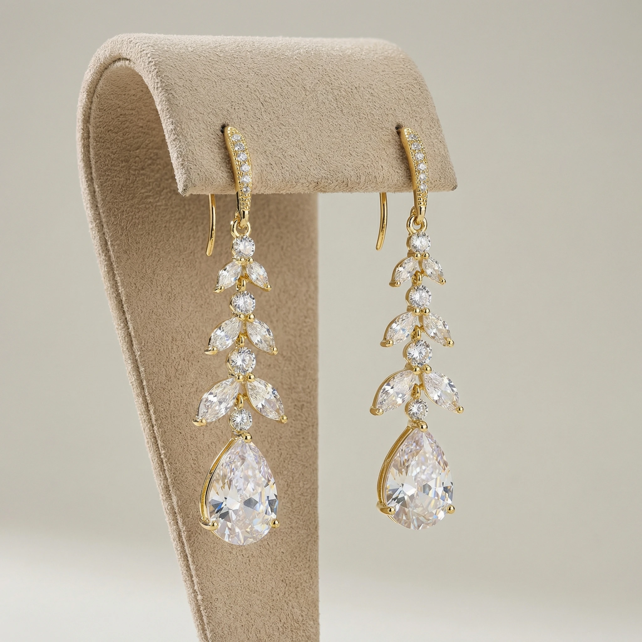 

Light Luxury Shiny Zircon Waterdrop Earrings for Women Elegant Leaf Design Dangle Earrings Statement Jewelry Accessories