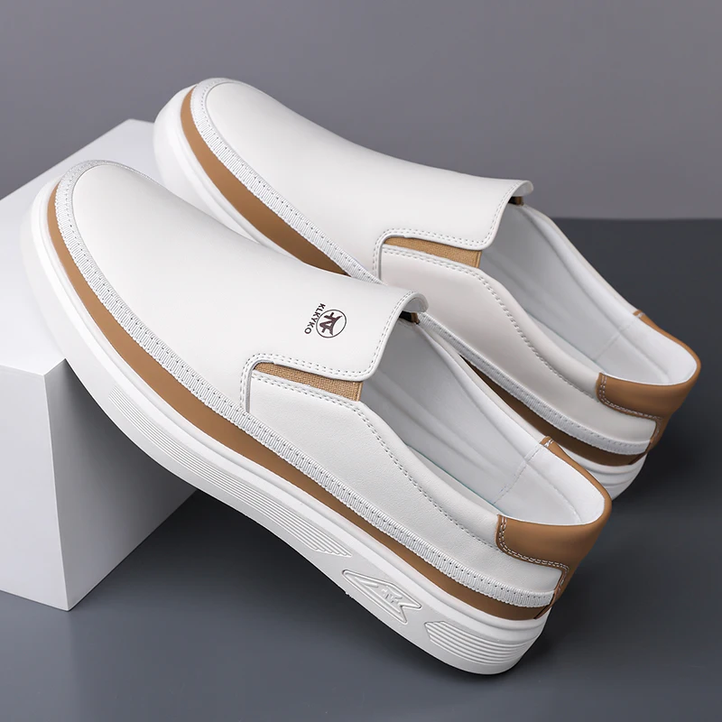 New Trend Leather Mens Casual Shoes Summer Male Loafers Driving Moccasins Male Comfortable Light Slip on Flats Simple Boat Shoes