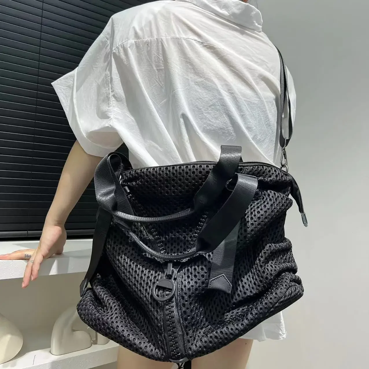 Moda feminina náilon malha bolsa de ombro grande capacidade saco de viagem malha grande zíper banda larga crossbody bolsa