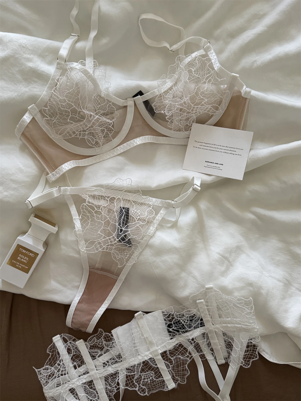 

Водорастворимое кружевное нижнее белье с цветочным принтом, комплект из трех предметов. Элегантный и чувственный бюстгальтер пуш-ап. Поднимает и собирает полный комплект нижнего белья.