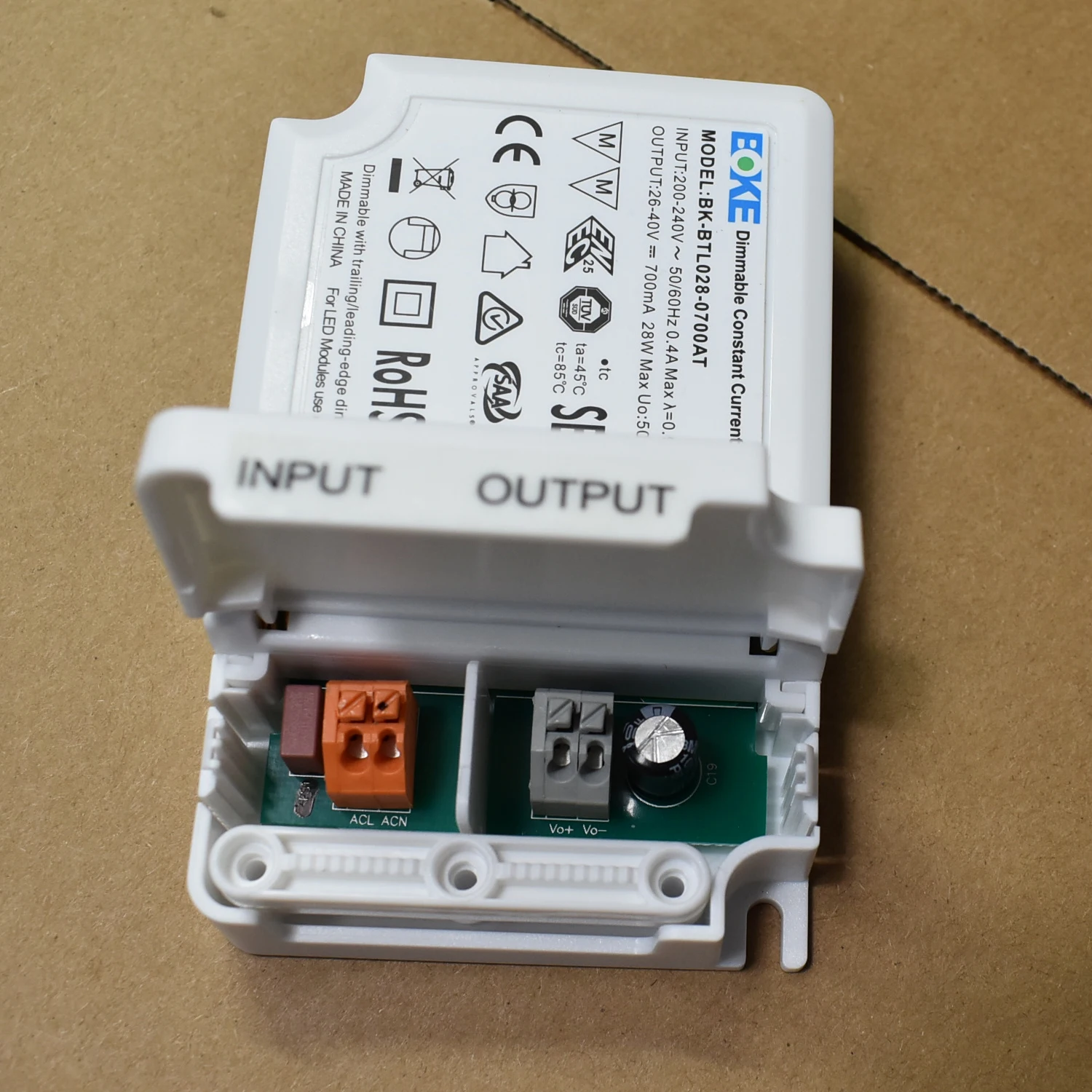 Flicker free 28W 700mA Dimmable LED Driver Triac Dimming Transformer Synchronous Dimming Constant Current Built-in Active PFC