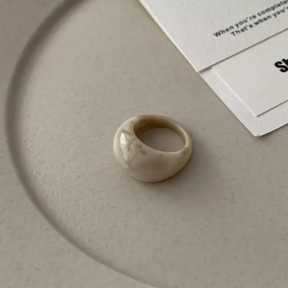 Y2K الراتنج قوس خواتم واسعة شفافة أنيقة ملونة هندسية غير النظامية حلقة الاكريليك مجوهرات هدية النساء