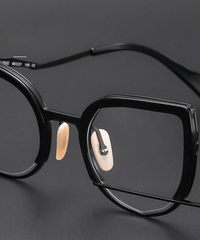 يمكن تجهيز الرجال والنساء على طراز القطط المخصص الجديد لعام 2025 بإطارات قصر النظر للقيادة في الخارج