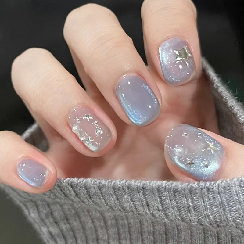 24 adet Sevimli Kız Çocukları İçin Kısa Kare Takma Tırnaklar Tatlı Beyaz Fransız Tırnak Simli Yıldızlı Rhinestones Tırnak Sanatı Kedi Gözü Fiyonklu Takma Tırnaklar
