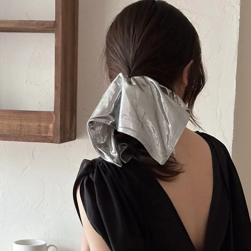 Silbernes Leder-Haarband mit quadratischem Schal, hochelastischer Haarschmuck für Frauen – Detail 2