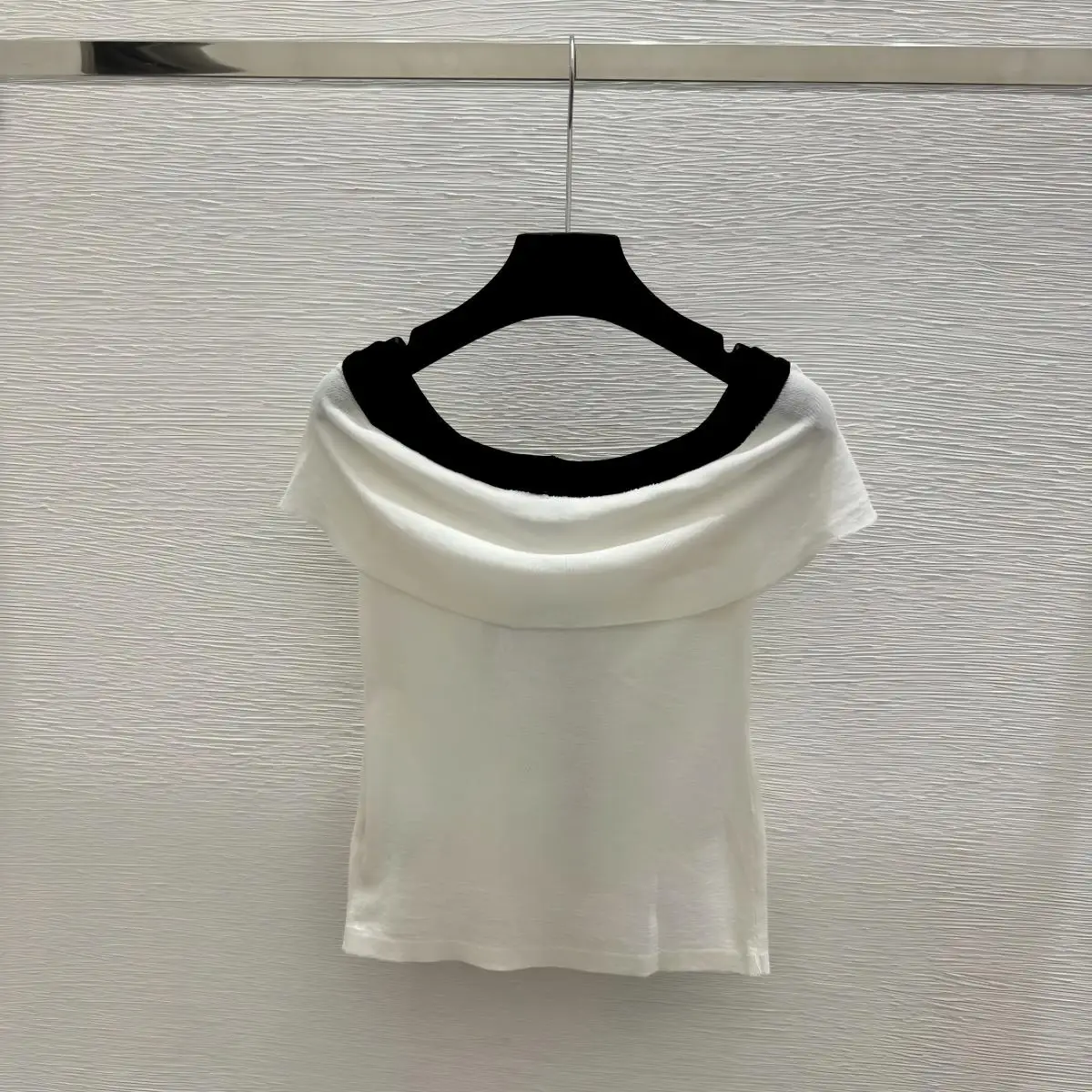2026 high-quality new women's black and white contrasting one shoulder lotus leaf edge knitted top--hb725