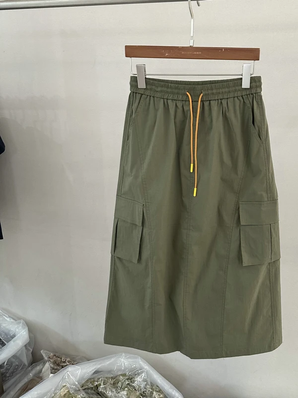 

Cool Workwear Style Half Skirt with Double Pockets Elastic Waist for Women Back Slit Color Block Summer 2026 Straight Cut Skirt