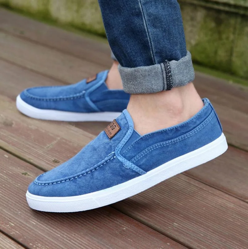 Sepatu kasual pria bersirkulasi kanvas Denim Sneakers pria berjalan datar musim semi musim panas ringan Slip-on sepatu loafer pria