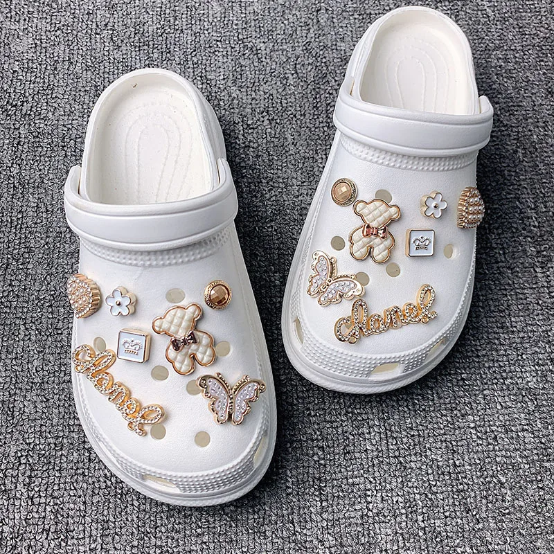 Dijes de zapatos Croc para niñas, conjunto de sandalias, cadenas, accesorios de zapatillas, decoración personalizada, regalos de fiesta, oso blanco,