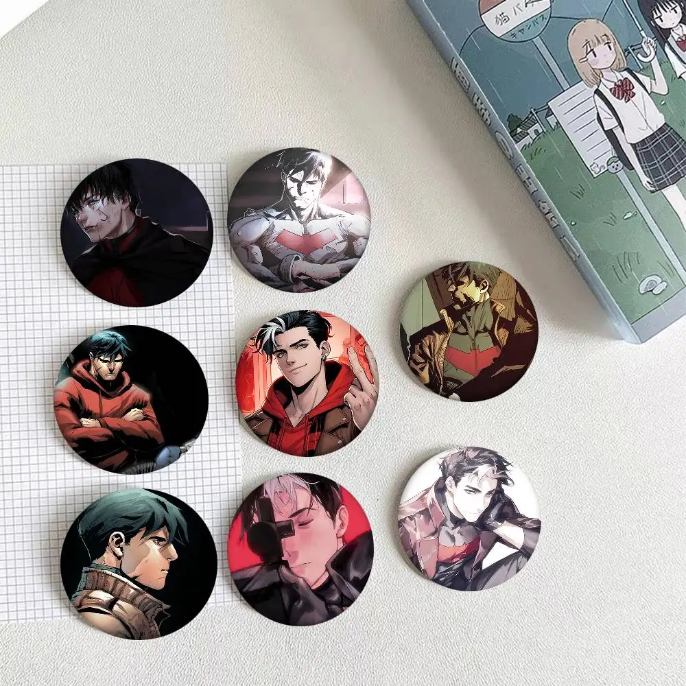 1 Stück Anime Jason Todd Cartoon-Stil Abzeichen Broschen für Rucksackdekoration Runde Emaille-Pins für Accessoires