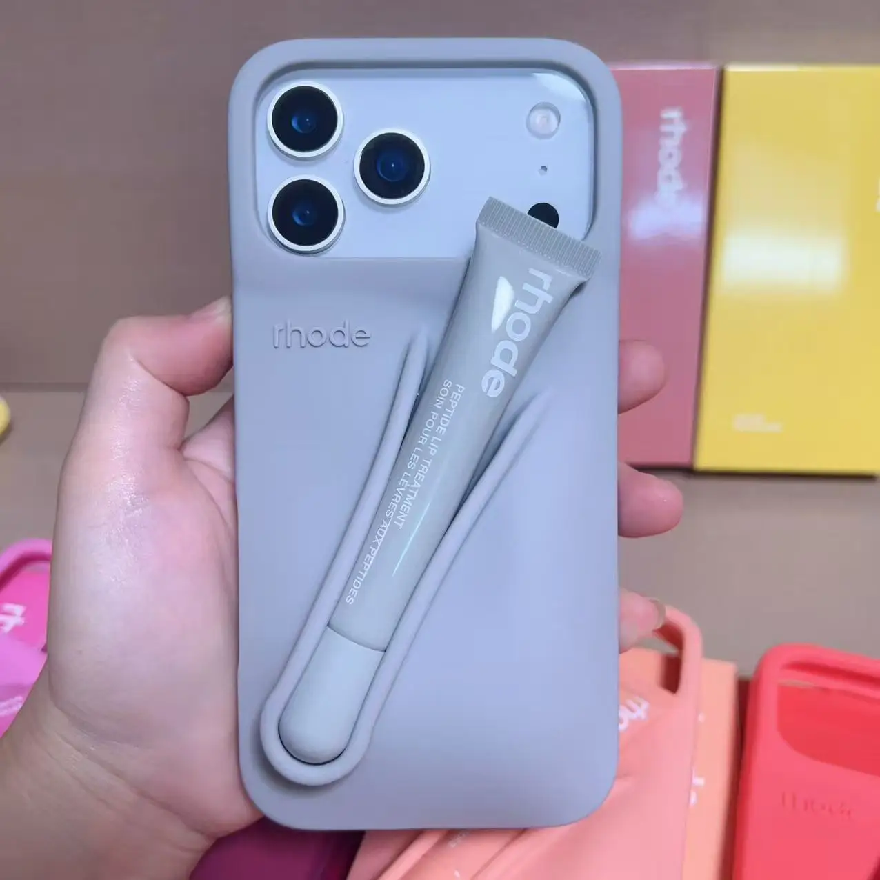 

Новейший блеск для губ - чехол для телефона в форме iPhone 17 Pro Max, силиконовый чехол для телефона iPhone 17e со встроенной помадой