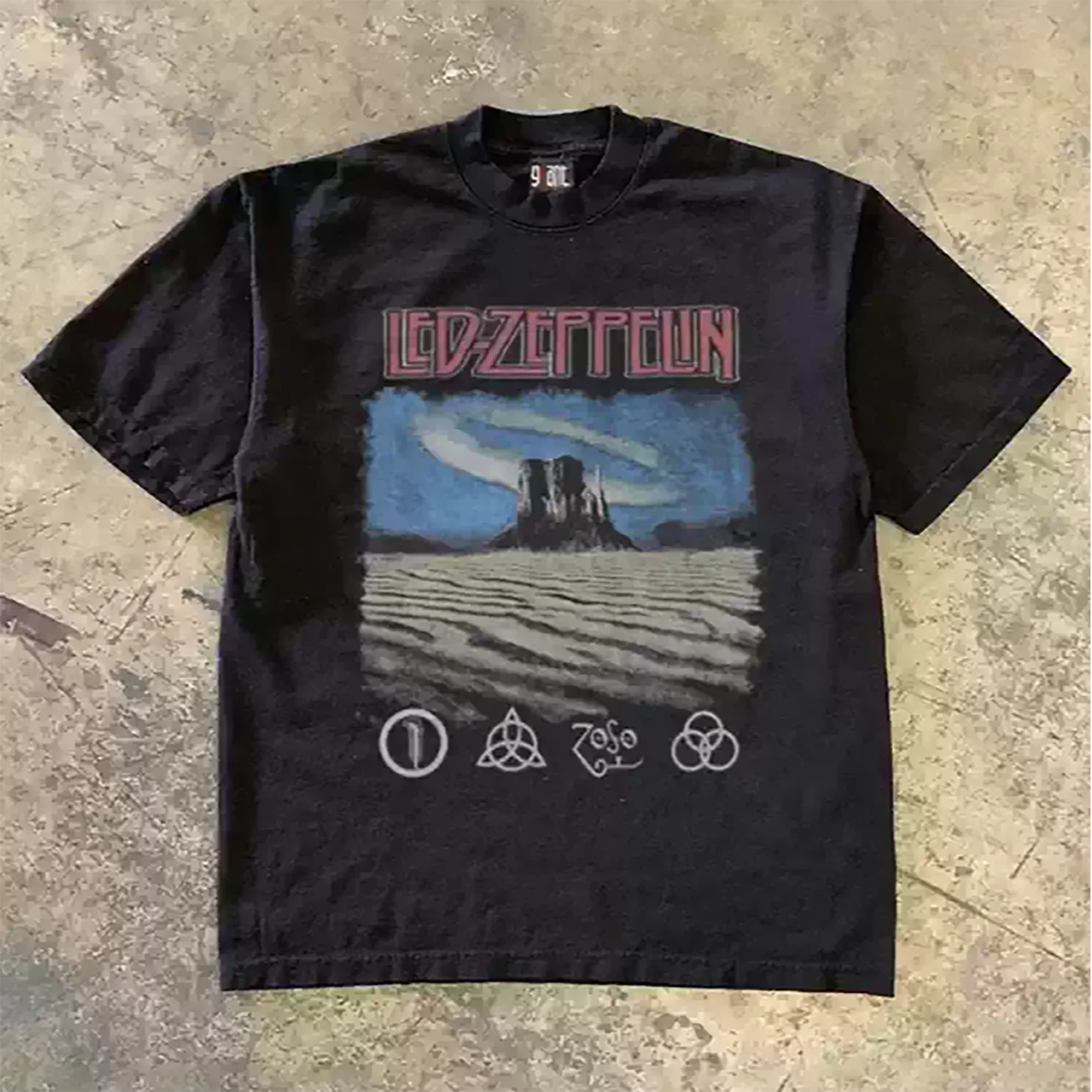 90s Retro Vintage Rock Aesthetic T Shirt for Men, Distressed Desert Plateau Landscape & Ancient Knot Symbol Art Print, Oversized Crew Neck Soft Washed Cotton Casual Tops.