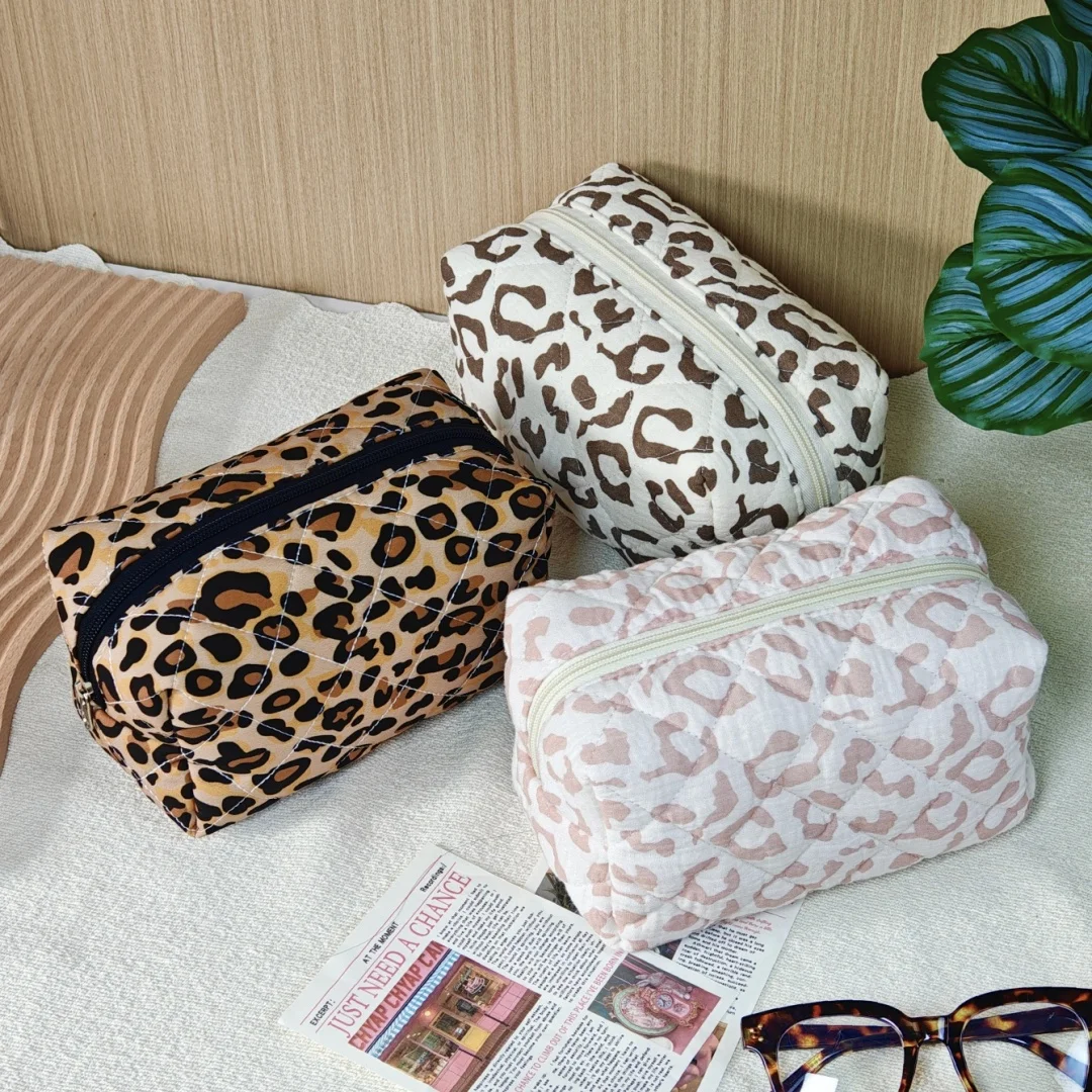Leopard-patterned quilted zipper closure design, convenient travel makeup bag, stylish and simple.