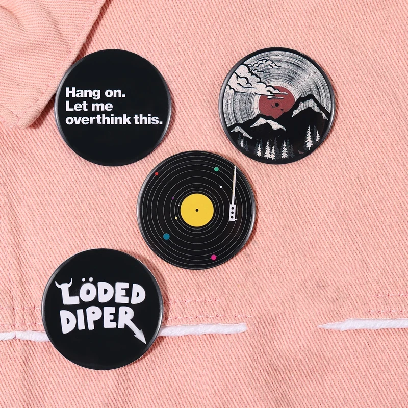 In bianco e nero serie di banda stagnata Soft Button Pin Cosmic RecordPlayer LOOEDDIPER Badge collare spilla regalo in metallo per gioielli amici