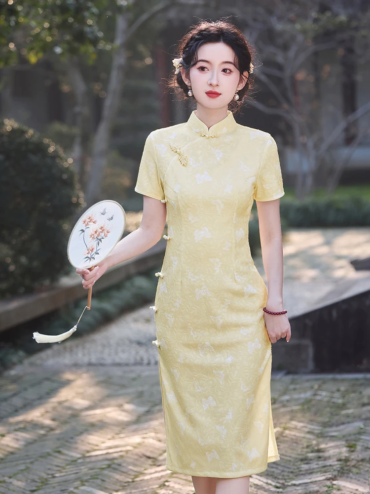 

Ele Slim Fit Mid-Length Qipao in New Chinese Sle Soft Yellow Color Breathable Polyester Fiber ort Sve Daily Wear