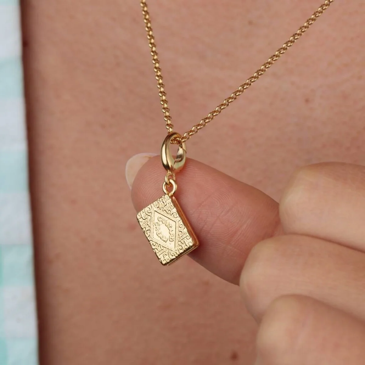 Europäischer und Amerikanischer Edelstahl-Anhänger, Modisch und Lässig, Vakuumplattiert, 18K Gold-Farbkonservierung im Ofen – Detail 2