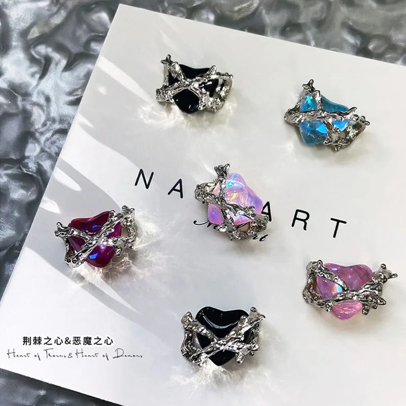 

Demon Heart Nail Charms Retro Dark Style Sweet Cool Alloy Nail Art Rhinestones Luxury Nail Decoration DIY Crystal Heart 5pcs