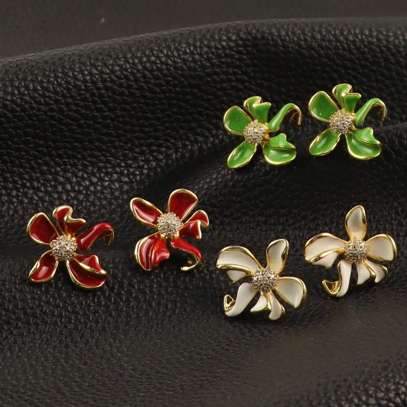

New French Style Fashion Fresh Oil-dropping Flower Earrings Minimalist Light Luxury Personalized Design Stud Earrings for Women