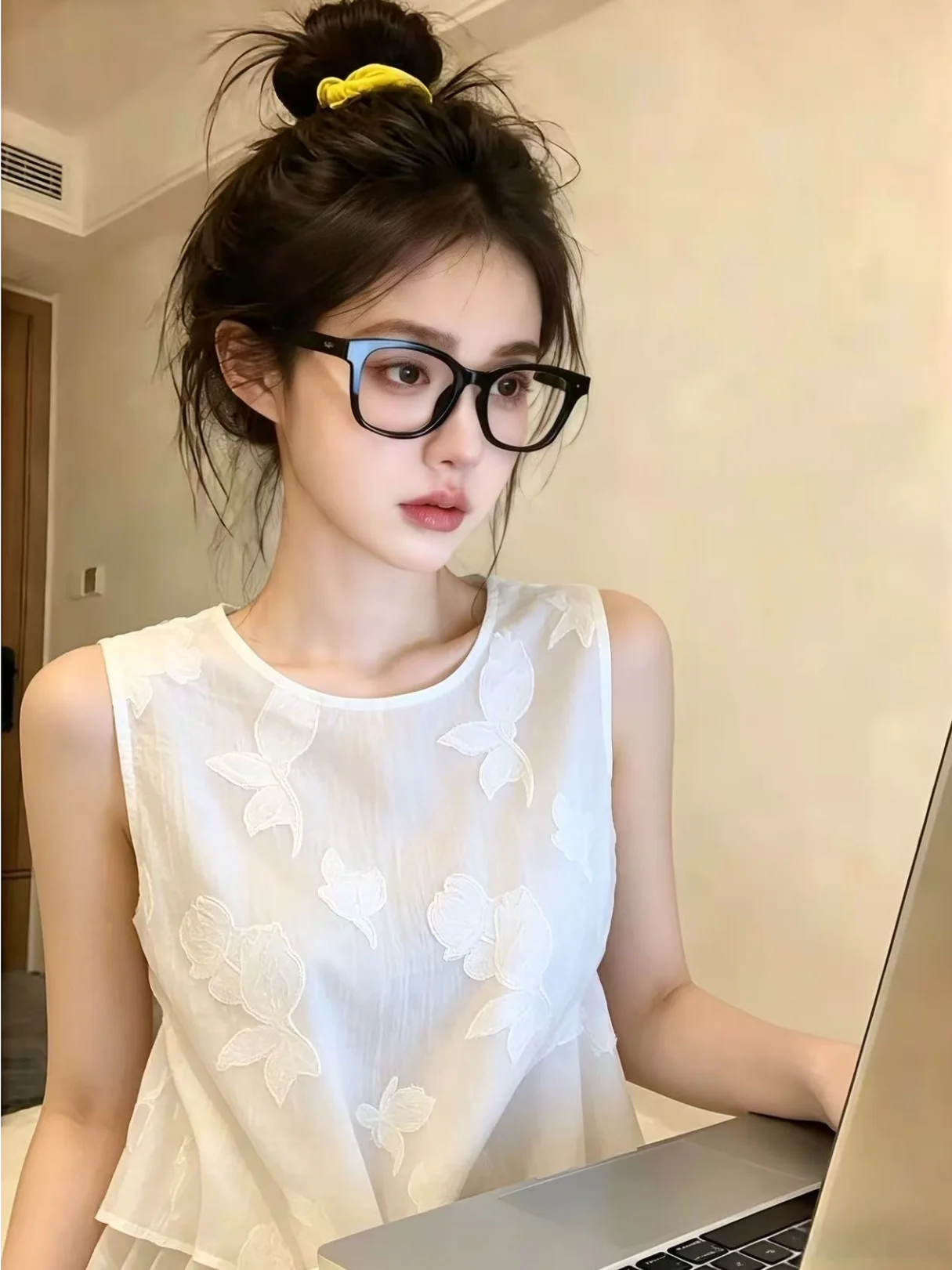 

Summer New Style Women's Gentle Floral Embroidery Sleeveless Silk Shirt Commute Korean Version Straight Cut Unique Top