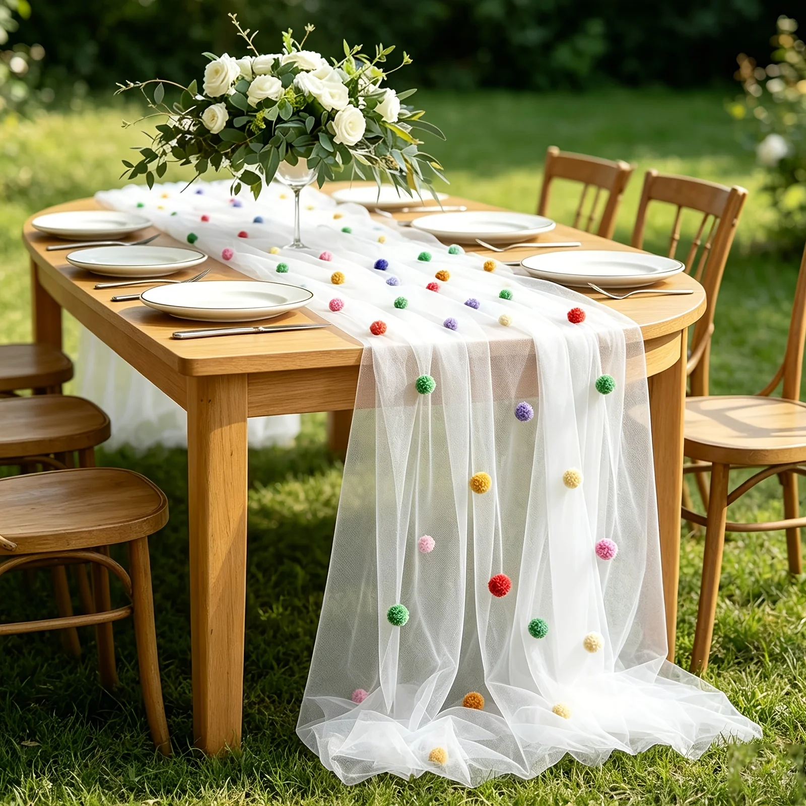Niedliche Party-Tischdecke mit 3D-Samt-Pompons & Konfetti-Tüll-Läufer. Farbiges gepunktetes Netzgewebe. Regenbogen-Dekoration für Geburtstage ﻿ ﻿ – Detail 5