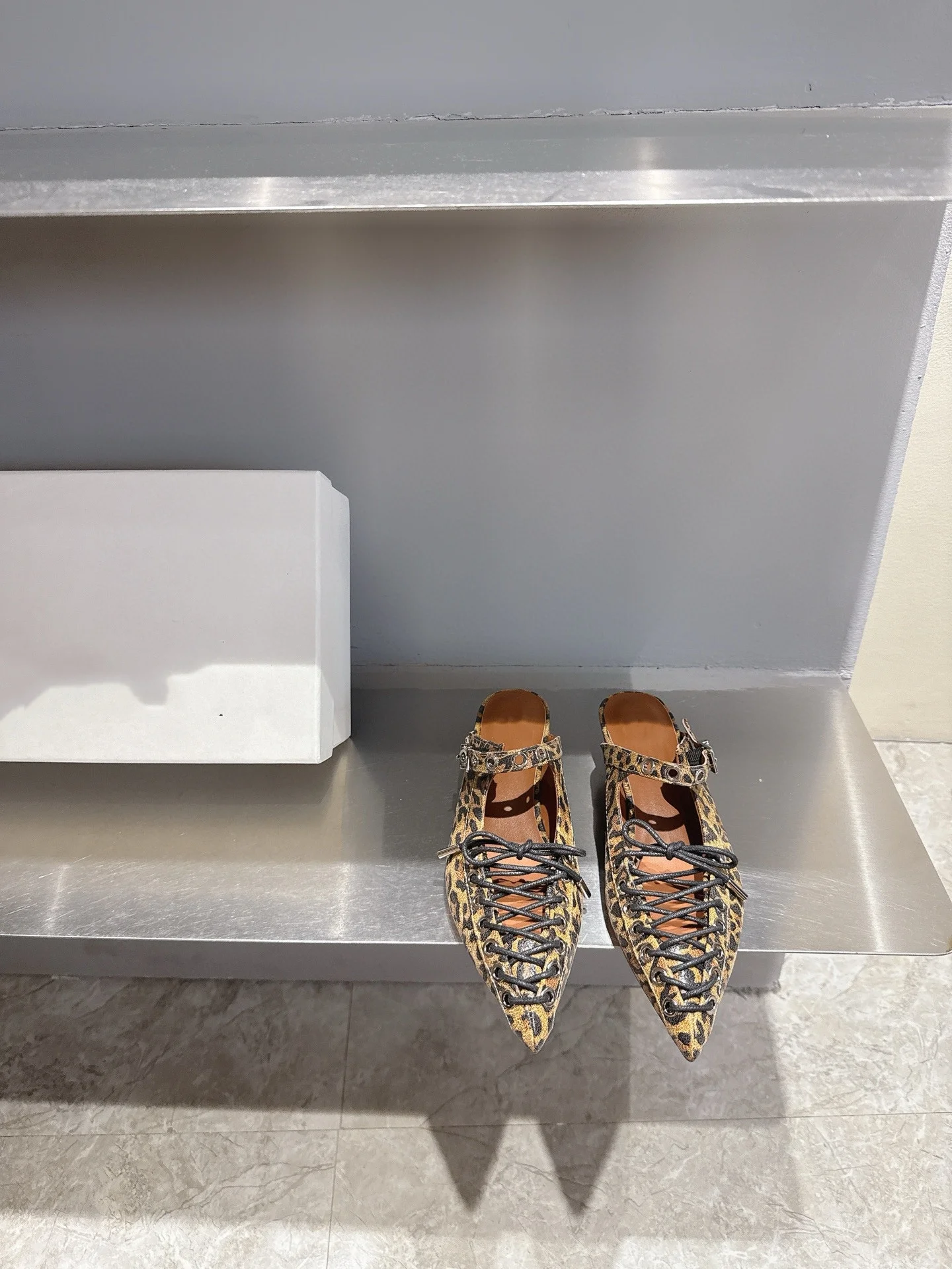 Spitze Sandalen mit Kreuzbindung und Metallschnalle für Frühling und Sommer, die Zehenkappen und Hausschuhe für Damen tragen