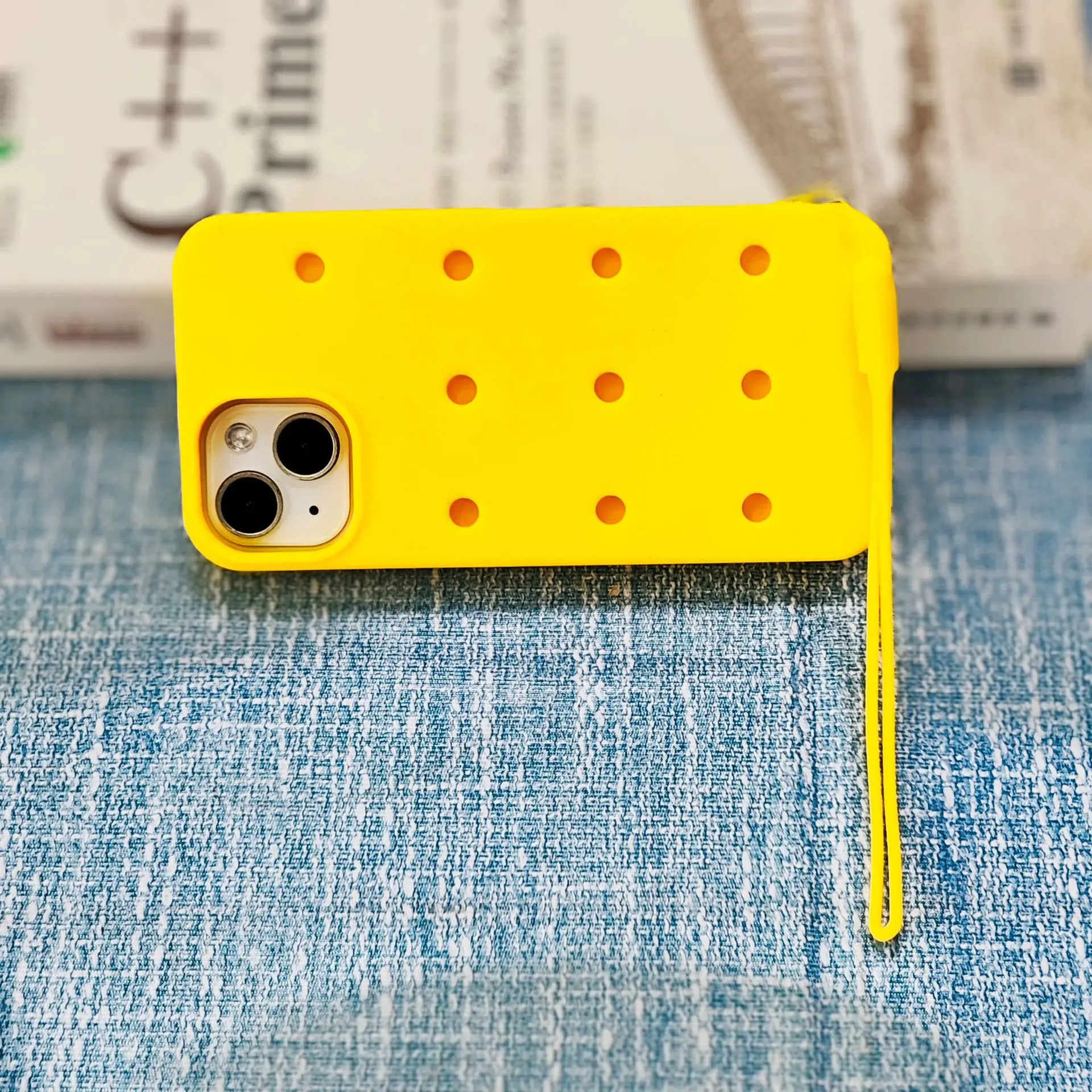 بالنسبة لحالة الهاتف المثقبة على iPhone ، تأتي مع حزام معصم السيليكون المجاني المتوافق مع نماذج مختلفة لحالة الهاتف المحمول iPhone