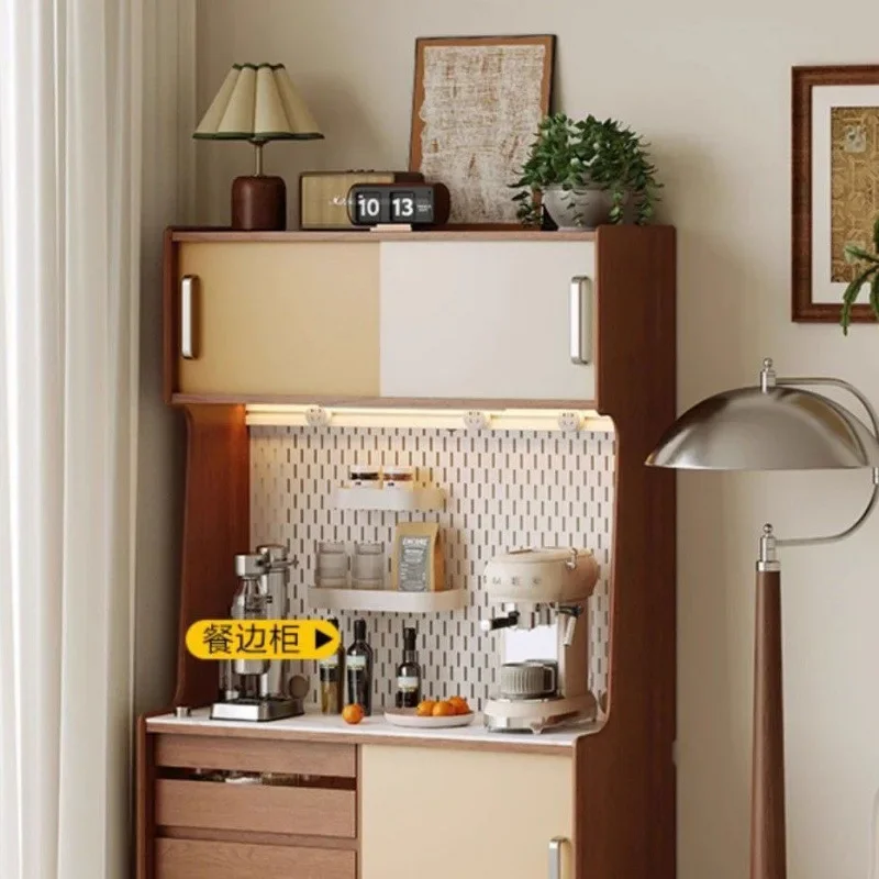 خزانة جانبية لتناول الطعام بتصميم عتيق فاخر وخفيف الوزن، وخزانة شاي مدمجة لتخزين المياه على الحائط