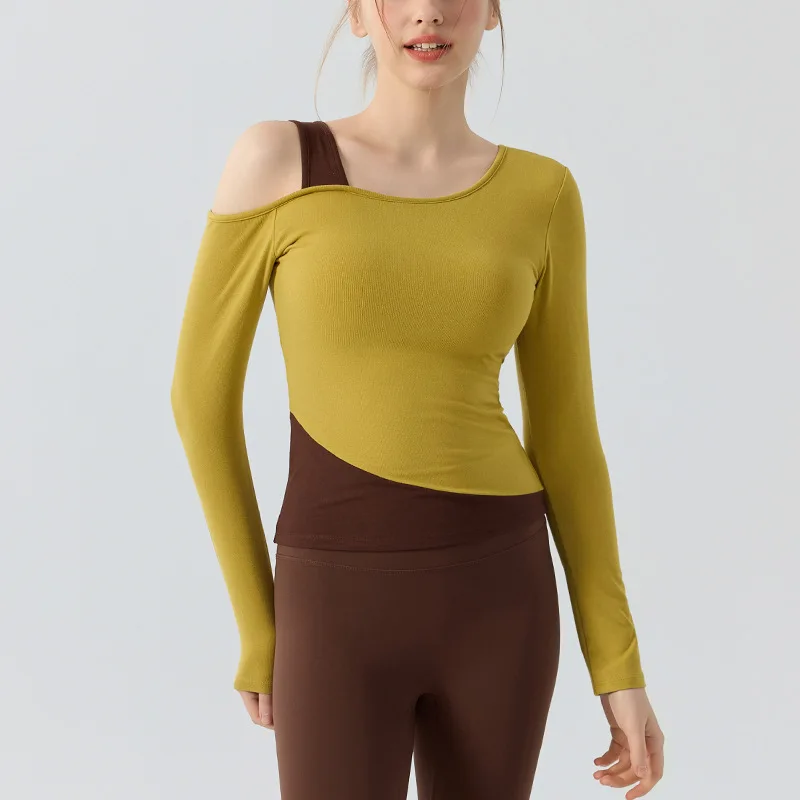 تي شيرت رياضي بأكمام طويلة مع وسادة صدر بألوان متباينة بدون أكتاف للياقة البدنية للنساء