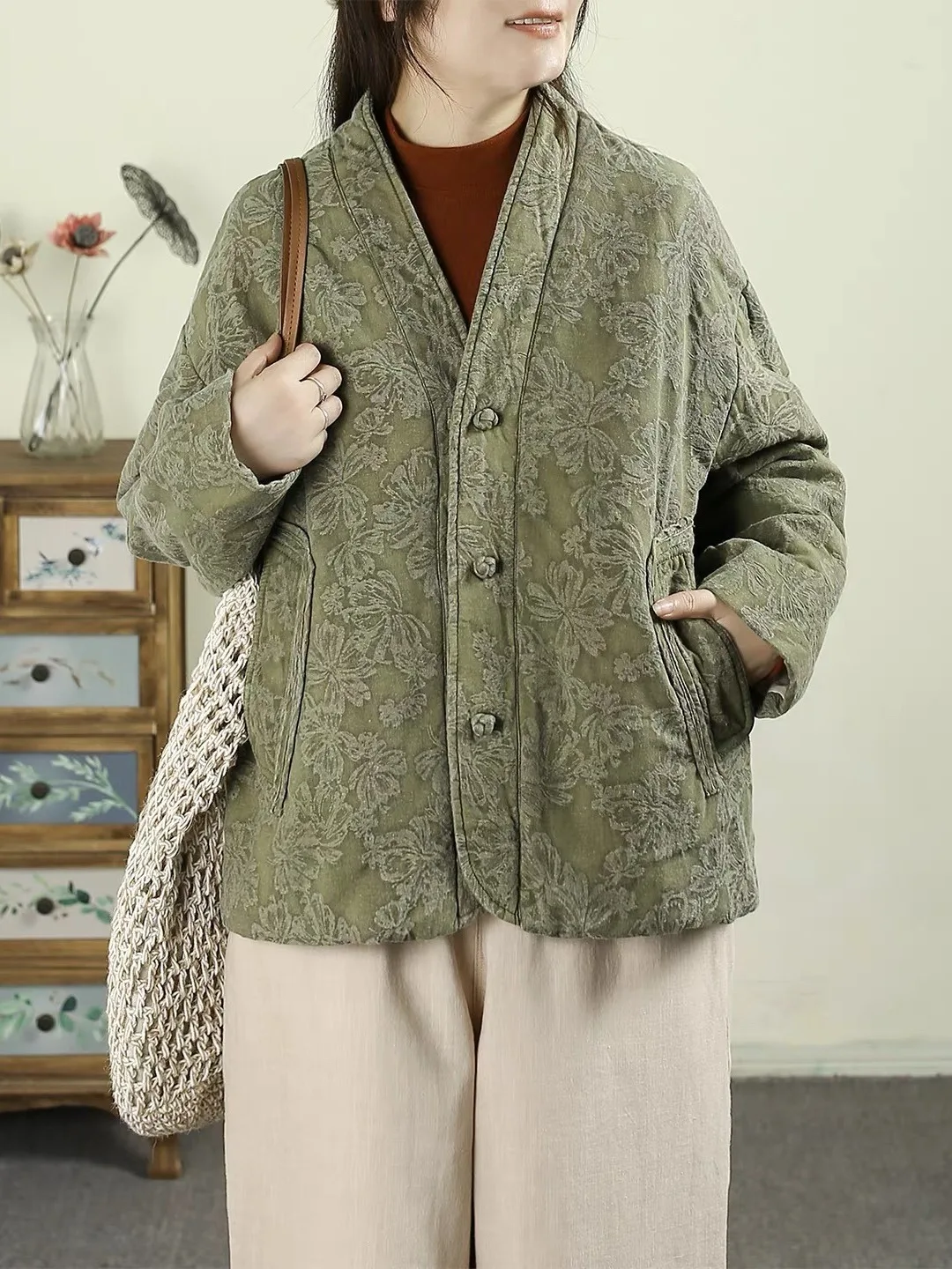 

Новая китайская женская хлопковая куртка с v-образным вырезом на пуговицах, теплая зимняя верхняя одежда с цветочной вышивкой, свободная посадка в стиле ретро