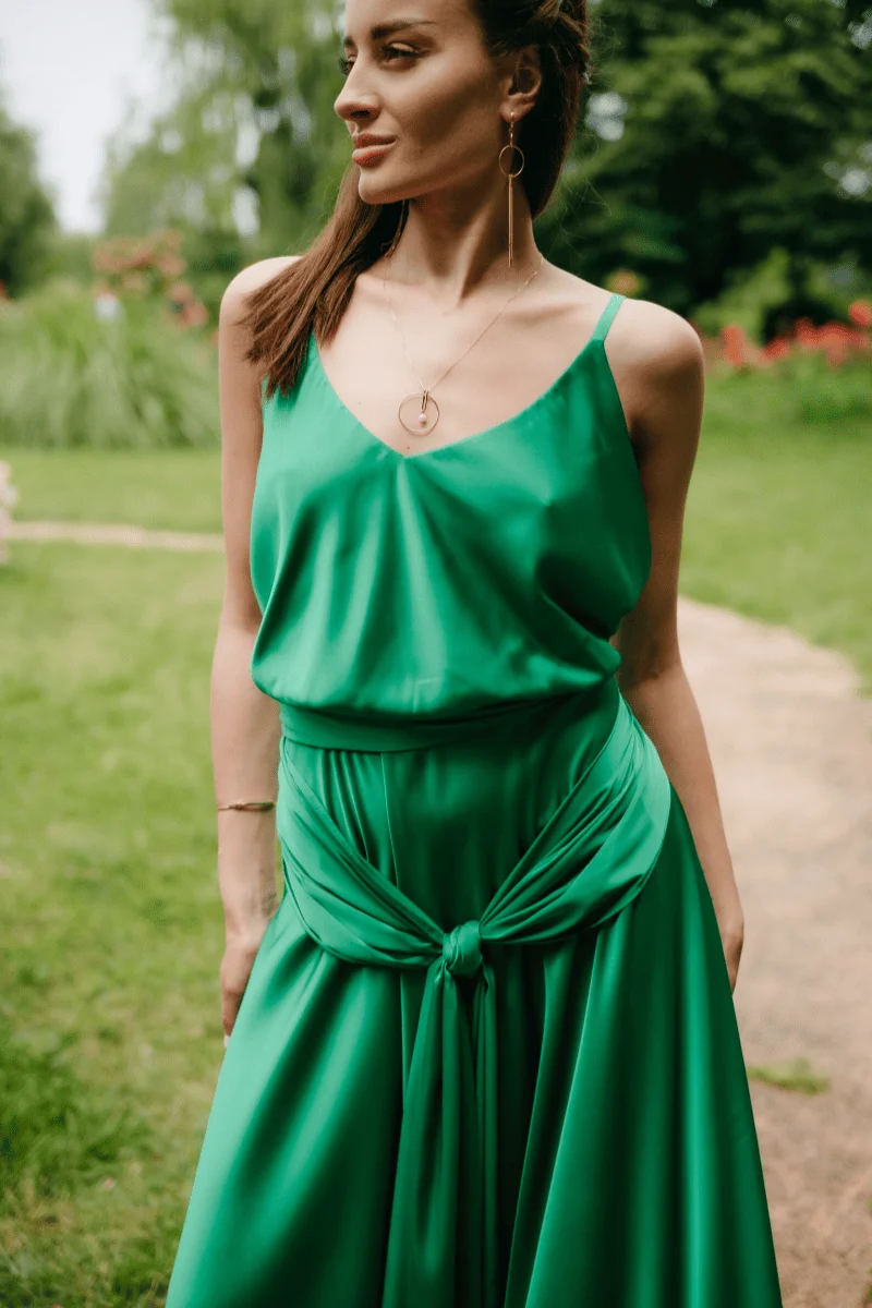 Vestido longo verde personalizado com suspensório elegante e design com decote em V profundo com elementos sem costas e decoração de gravata na cintura